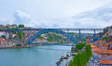 Luis 'in metalik kemerli iki katlı köprüsü Porto, Portekiz' de ilk köprü.