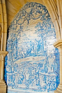 PORTO, PORTUGAL - 30 Nisan 2012: 30 Nisan 'da Porto' da, Katedral manastırındaki azulejo fayanslarının parlak mavi desenler ve Kutsal İncil 'den sahnelerle süslenmiş paneli.