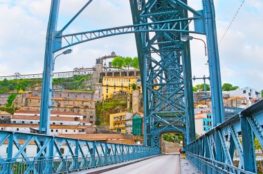 1. Luis Köprüsü 'nde yürüyün. Yamaçtaki eski şarap fabrikalarının manzarası ile. Tepesinde Serra do Pilar, Porto, Portekiz Manastırı var..