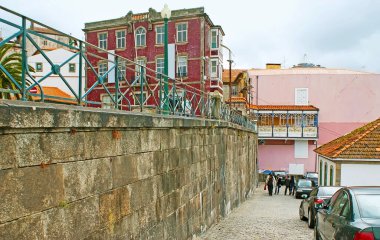 Taş duvarın arkasındaki kırmızı konak Portekiz 'in tepe caddesi Porto' da yer alan Sanat Okulu (ESAP) ile dolu.