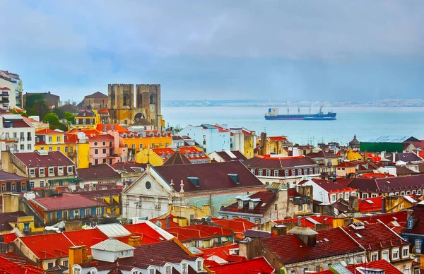 Telhados Cidade Húmidos Barcaça Rio Tejo Durante Chuvas Fortes Lisboa — Fotografia de Stock