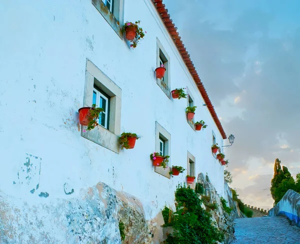 Pared Blanca Casa Residencial Medieval Con Pequeñas Ventanas Macetas Colgantes —  Fotos de Stock