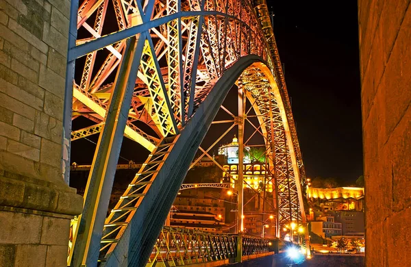 在明亮的夜灯下 路易斯一世桥是葡萄牙波尔图最美丽的地方之一 — 图库照片