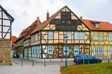 Dar sokaklar ve tarihi Word Quedlinburg, Harz, Almanya 'nın yarım keresteli evleri