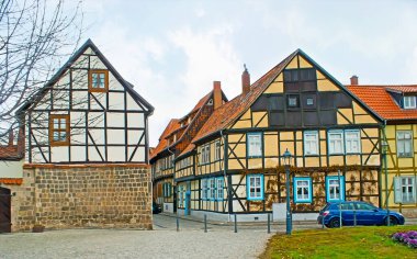 Word mahallesinin küçük sokaklarında yürüyün ve Quedlinburg, Harz, Almanya 'daki tarihi evleri keşfedin.