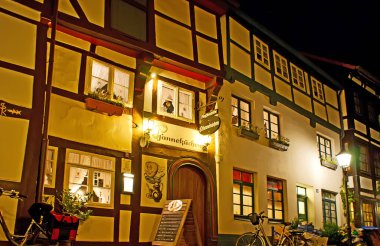 HAMELIN, GERMANY - 22 Kasım 2012: 22 Kasım 'da Hamelin' deki Hummenstrasse Caddesi 'nde, ortaçağ yarım kereste evi olan geleneksel Pfannekuchen restoranının cephesi