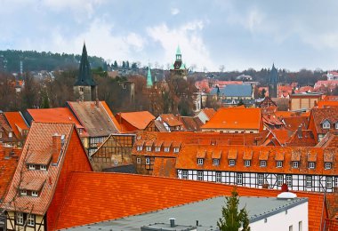 Castle Hill 'den Quedlinburg' un en yüksek manzarasının tadını çıkarın. Kırmızı kiremit çatılar, kuleler ve kuleler, Harz, Almanya