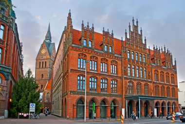 Arka planda Marktkirche (Pazar Kilisesi) saat kulesi manzaralı, Tuğla Gotik tarzı Eski Belediye Binası ön cephesi, Almanya, Hanover