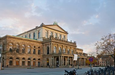 Opera binasının ön cephesi (Staatsoper), Almanya 'nın Hanover kentindeki Opernplatz Meydanı' nda yer almaktadır.