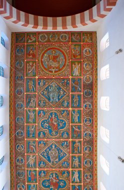 HILDESHEIM, GERMANY - 22 Kasım 2012: St Mary Katedrali, Hildesheim 'da 22 Kasım' da tablolarla kaplı muhteşem bir dua salonuna sahiptir.