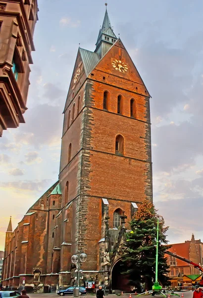 位于德国汉诺威Hanns Lilje Platz和Markt广场的市场教堂 Marktkirche 的巨大钟楼 — 图库照片