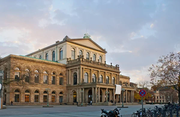 Fasada Budynku Opery Staatsoper Znajdującego Się Placu Opernplatz Hanower Niemcy — Zdjęcie stockowe