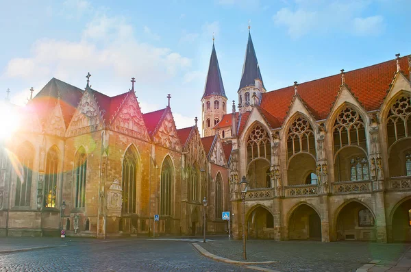 德国勃隆瑞克 圣马丁教堂 Martinkirche 和老市政厅 Altstadtrathaus 的哥特式建筑的Altstadtmarkt广场 — 图库照片