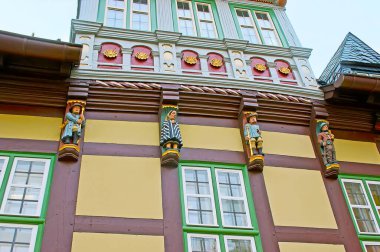 Rathaus (belediye binası) duvarları, tipik kasaba halkı Wernigerode, Almanya 'yı temsil eden ahşap duvar heykelleriyle süslenmiştir.