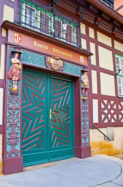 ドイツ ヴェルニゲロデ2012年11月23日 11月23日 ヴェルニゲロデのラタウス 市庁舎 に隣接する観光案内所の建物にフレームを彫った華やかな木製の扉 — ストック写真