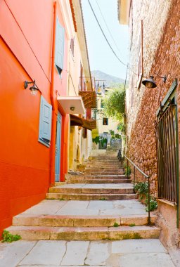 Yunanistan 'ın Nafplio kentindeki yerleşim evleri ve otellerle dolu taştan merdivenleri olan eski kentin tepe bölgesi.