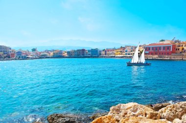 Ortaçağ 'ın Hanya, Girit, Yunanistan limanının ortasında beyaz yelkenli bir yat