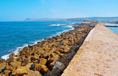 Girit, Yunanistan 'daki Chania Körfezi kıyısındaki eski dalgakıran