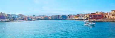Renkli evler, Kucuk Hasan Paşa Camii ve Yunanistan 'ın Girit kentinde yüzen turizm teknesi manzaralı Chania Limanı Panoraması