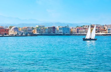 Yunanistan 'ın Girit kentindeki liman ve yelkenli yatının mimarisi manzaralı eski Hanya' nın deniz manzarasının tadını çıkarın.