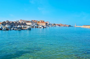 Ortaçağ tersaneleri ve eski deniz feneri manzarası ile Venedik limanını keşfedin ve arka planda Firkas Kalesi, Chania, Girit, Yunanistan