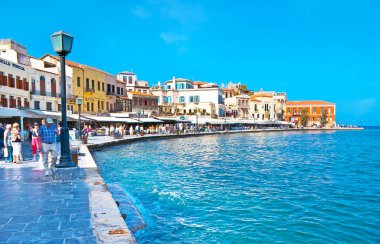 CHANIA, GREECE - 14 Ekim 2013: 14 Ekim 'de Chania' da Akti Kountourioti gezinti güvertesinde, liman boyunca uzanan ve ortaçağ evleri ve çok sayıda turist restoranı ile övünen
