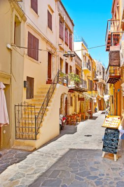 CHANIA, GREECE - 14 Ekim 2013: Chania 'da 14 Ekim' de küçük açık kafeleri, otelleri ve barları olan dar Episkopou Dorotheou Caddesi