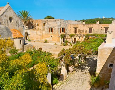 Arkadi Manastırı 'nın (Moni Arkadiou) üzüm bağları ve yemyeşil ağaçları olan küçük bahçesi Girit, Yunanistan
