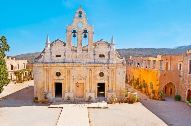 Venedik Barok Kilisesi 'nin oyma taş cephesi manzaralı çan kulesi ve duvar sütunları, Arkadi Manastırı (Moni Arkadiou), Girit, Yunanistan