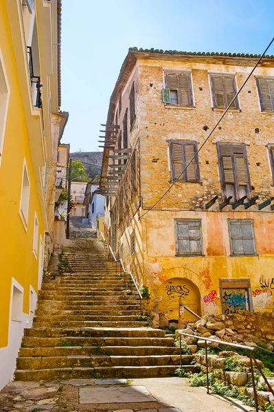 Die Alte Schmale Treppe Gesäumt Von Wohnhäusern Und Verlassenen Ruinen — Stockfoto