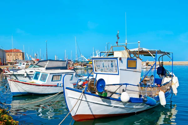 Små Fiskebåtene Fortøyd Langs Kysten Den Venetianske Havnen Chania Kreta – stockfoto