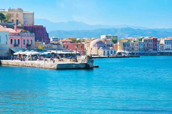 Habitação Colorida Porto Chania Com Edifício Preservado Mesquita Kucuk Hasan — Fotografia de Stock