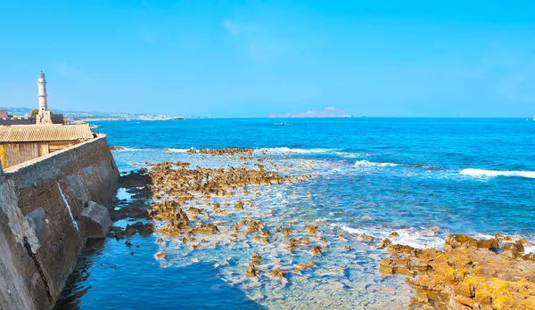 Rotsachtige Kust Van Chania Bay Met Uitzicht Middeleeuwse Stenen Golfbreker — Stockfoto
