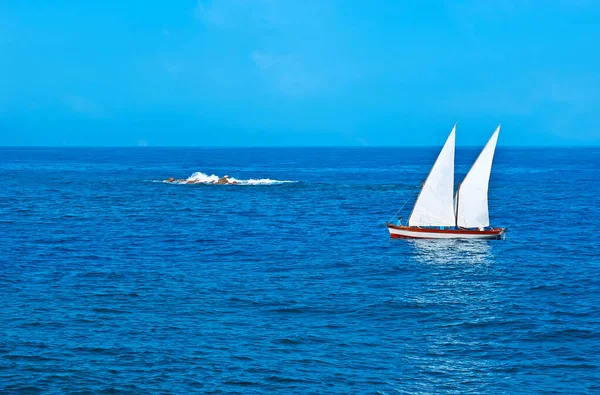 Yate Vela Blanca Costa Bahía Chania Kolpos Chanion Creta Grecia —  Fotos de Stock