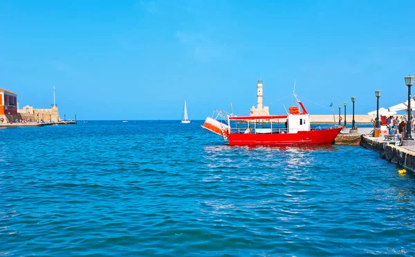 Barco Rojo Brillante Está Amarrado Orilla Del Puerto Chania Con — Foto de Stock