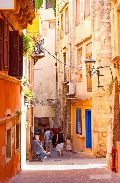 中世の家 小さなお店 カフェ クレタ島 ギリシャを保存している旧市街の狭い日陰のAggellou通りを歩く — ストック写真