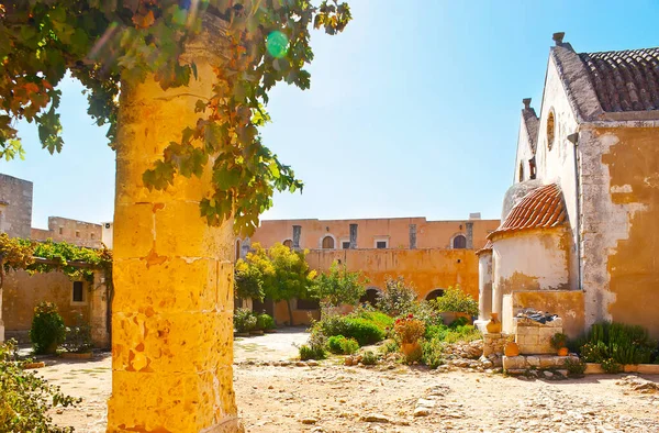 Beautiful Tiny Garden Church Arkadi Monastery Moni Arkadiou Flower Bed — Stock Photo, Image