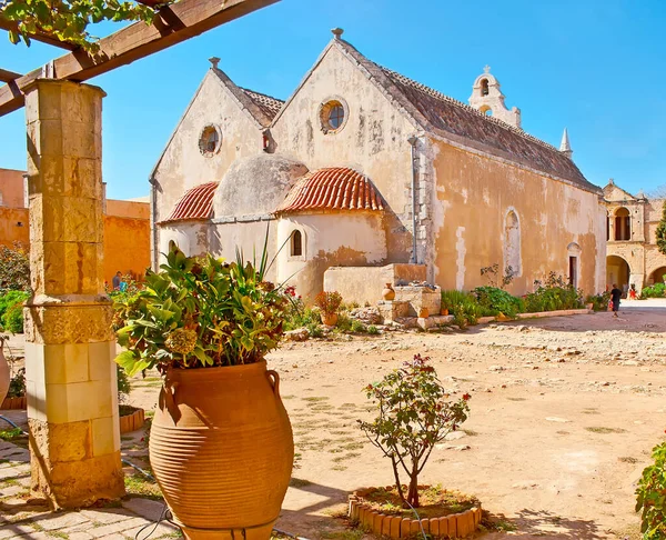 Pequeño Jardín Sombreado Del Monasterio Arkadi Moni Arkadiou Abre Hermosa —  Fotos de Stock