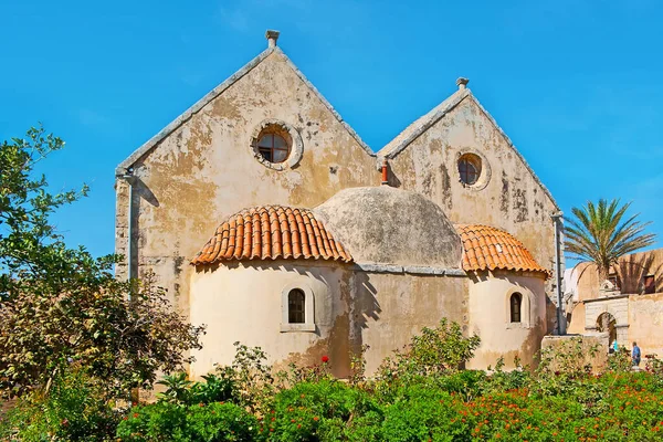 Malebný Středověký Kostel Kláštera Arkadi Moni Arkadiou Zelenými Rostlinami Květinami — Stock fotografie