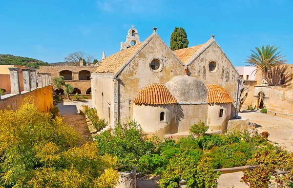阿卡迪修道院中世纪阿卡迪修道院 Moni Arkadiou 的领土 有保存完好的基督塑像教堂及其后面的小花园 希腊克里特 — 图库照片