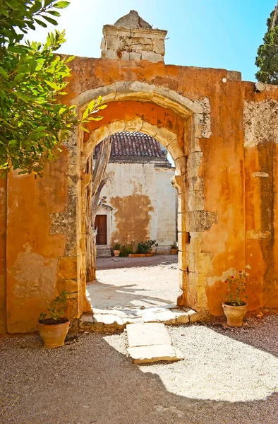 走在希腊克里特岛Arkadi修道院 Moni Arkadiou 简陋的中世纪城墙的狭窄通道上 — 图库照片