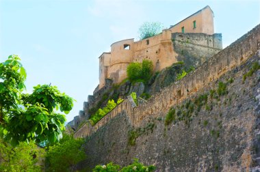 Corte, Corsica, Fransa 'nın en önemli simgelerinden biri olan Hisar' ın ortaçağ taş surları.