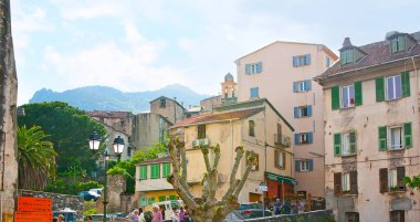 Paoli Meydanı 'nda yürüyün ve tarihi evleri ve eski şehir Corte, Corsica, Fransa' nın tepe manzarasını keşfedin.