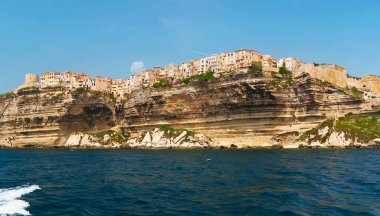 Bonifacio 'yu denizden araştır, Akdeniz kıyısındaki kireçtaşı kayalıklarının kenarındaki ortaçağ kasaba evlerini izle, Korsika, Fransa