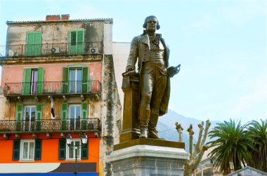 Paoli Meydanı 'ndaki Pascal Paoli anıtı. Arka planda eski püskü bir konak var. Corte, Corsica, Fransa.