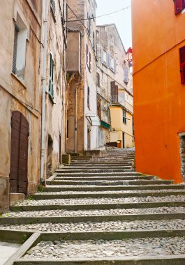 Dağlık dar sokakları, döküntü evleri, taş merdivenleri ve küçük bahçeleriyle Corte, Corsica, Fransa 'yı keşfedin.