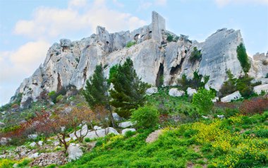Fransa 'nın Les Baux-de-Provence kentinin ana simgelerinden biri olan Chateau des Baux' un ortaçağ harabeleriyle kireçtaşı çıkıntısı.