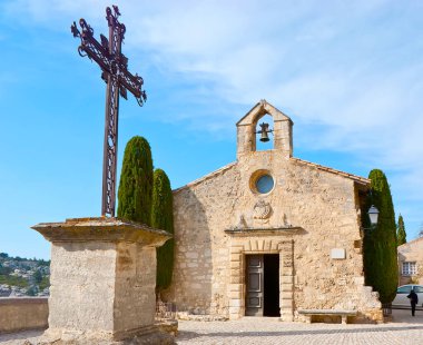 Önünde haç bulunan Beyaz Tövbekârlar Şapeli (Chapelle des Conitents Blancs) cephesi, St. Vincent Meydanı, Les Baux-de-Provence, Fransa