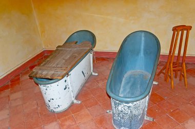 Saint-Paul Tımarhanesi 'ndeki Van Gogh' un müzesindeki eski küvet, 6 Mayıs 2013, St. Remy.