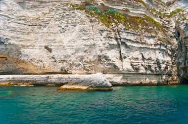 Bonifacio kıyıları boyunca sarp kayalar, Korsika, Fransa